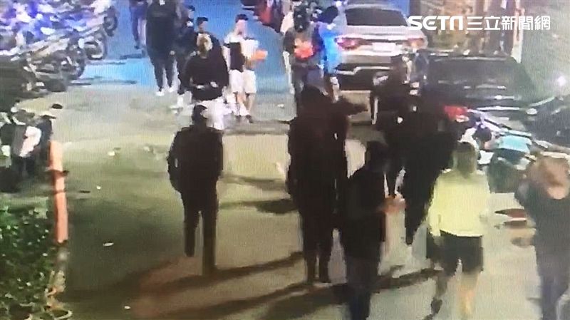 飆仔尋仇半夜橫行　鞭炮齊發住戶崩潰