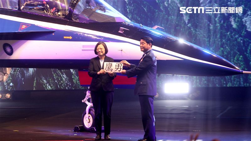 國機國造新頁！小英為勇鷹高教機掛牌