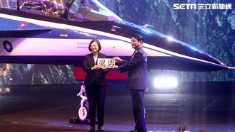國機國造新頁！小英為勇鷹高教機掛牌