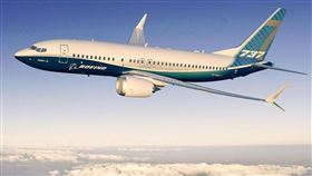 美國聯邦航空總署署長23日坦承，波音有必要改進737 MAX機型（圖）的設計與駕駛方式以維安全。（圖／翻攝自波音公司網頁boeing.com）