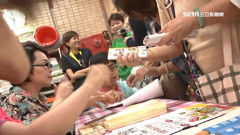 士東市場拼買氣　消費券九折賣搶翻天