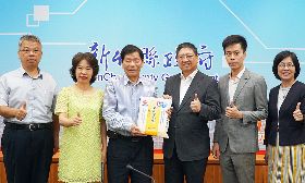 老里長何應煌祖孫三代捐白米  善行獲