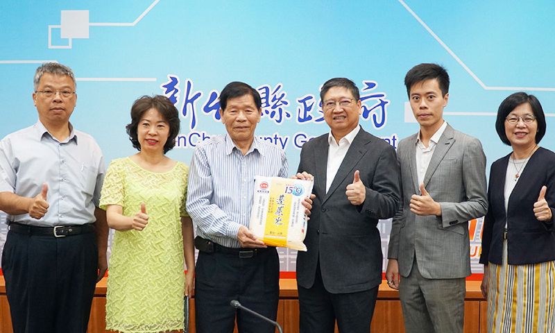 竹縣老里長祖孫三代捐白米　縣長讚