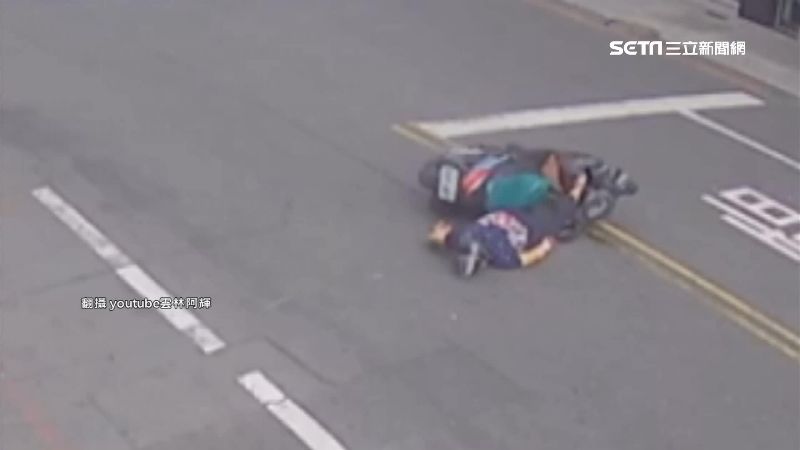 三叉路左切！機車撞轎車…騎士倒地傷