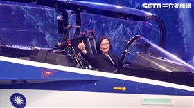 總統蔡英文今（24）日上午於漢翔公司沙鹿廠區主持我國國造高級教練機「勇鷹」出廠典禮。蔡英文致詞表示，今天是中華民國空軍的大日子，也是國內航太產業重要里程碑。蔡英文表示，一路走來遇到很多困難，有很多抹黑、打擊，但事實證明，堅持是正確的、努力是值得的。隨後，蔡英文也親自為「勇鷹」掛牌。（圖／記者邱榮吉攝影）