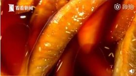 大陸江蘇南京市的一間餐館，涼拌蘿蔔裡頭竟有蛆，經理當面把它吃了下去。（圖／看看新聞微博）