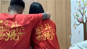 網友超級搞笑情侶裝。（圖／翻攝自爆廢公社二館）