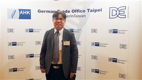 用電大戶條款擬延後上路 接軌綠電憑證新平台經濟部能源局能技組組長陳崇憲24日出席台德離岸風電研討會受訪表示，再生能源發展條例修正案中關於用電大戶需設置一定比例以上綠電的新規定，可能延後上路，且購買憑證方式將配合標準檢驗局新平台進行。中央社記者廖禹揚攝 108年9月24日