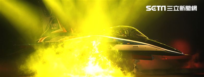 國機國造的空軍新式高級教練機在色彩繽紛的燈光照射下公開亮相。（記者邱榮吉/攝影）