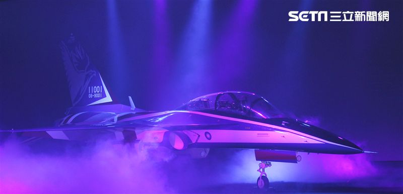 國機國造的空軍新式高級教練機在色彩繽紛的燈光照射下公開亮相。（記者邱榮吉/攝影）