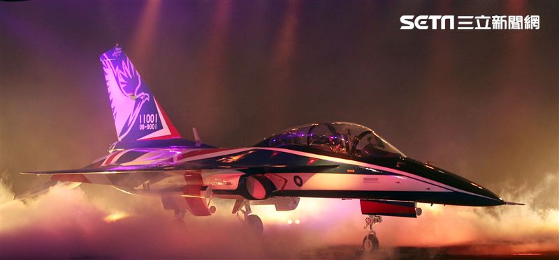 國機國造的空軍新式高級教練機在色彩繽紛的燈光照射下公開亮相。（記者邱榮吉/攝影）