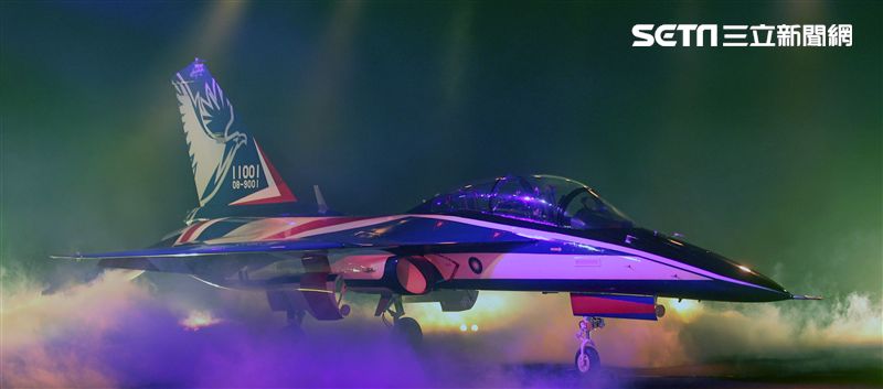國機國造的空軍新式高級教練機在色彩繽紛的燈光照射下公開亮相。（記者邱榮吉/攝影）