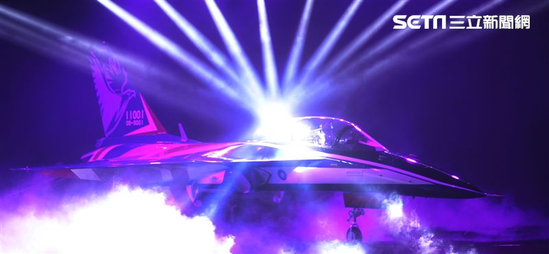 國機國造的空軍新式高級教練機在色彩繽紛的燈光照射下公開亮相。（記者邱榮吉/攝影）