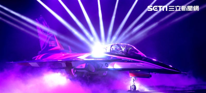 國機國造的空軍新式高級教練機在色彩繽紛的燈光照射下公開亮相。（記者邱榮吉/攝影）