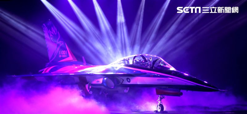 國機國造的空軍新式高級教練機在色彩繽紛的燈光照射下公開亮相。（記者邱榮吉/攝影）
