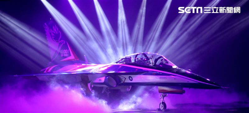 國機國造的空軍新式高級教練機在色彩繽紛的燈光照射下公開亮相。（記者邱榮吉/攝影）