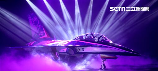 國機國造的空軍新式高級教練機在色彩繽紛的燈光照射下公開亮相。（記者邱榮吉/攝影）