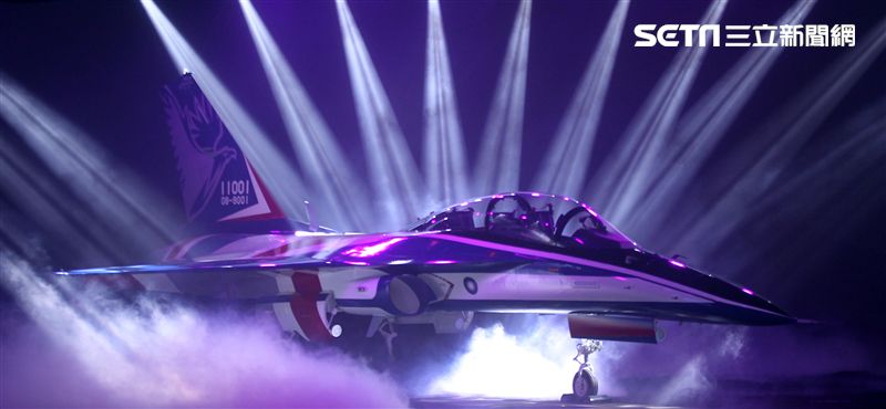 國機國造的空軍新式高級教練機在色彩繽紛的燈光照射下公開亮相。（記者邱榮吉/攝影）