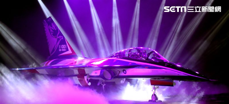 國機國造的空軍新式高級教練機在色彩繽紛的燈光照射下公開亮相。（記者邱榮吉/攝影）