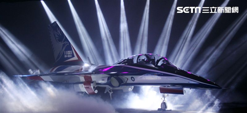 國機國造的空軍新式高級教練機在色彩繽紛的燈光照射下公開亮相。（記者邱榮吉/攝影）