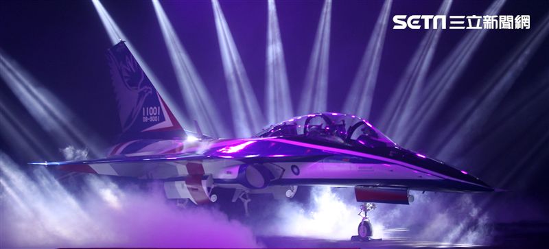 國機國造的空軍新式高級教練機在色彩繽紛的燈光照射下公開亮相。（記者邱榮吉/攝影）