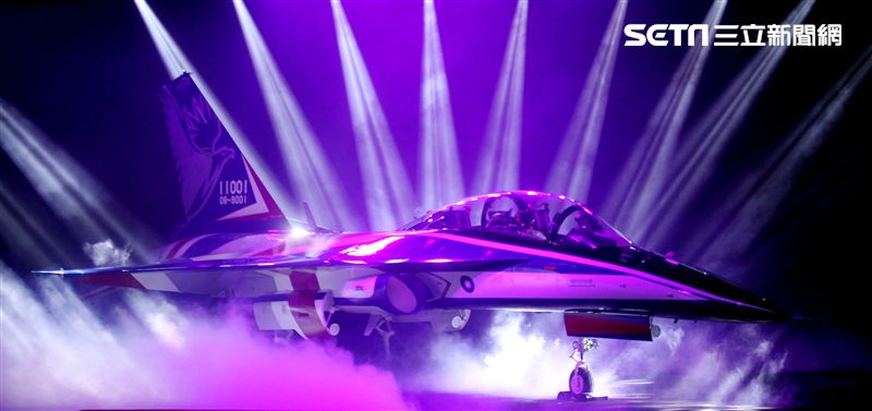 國機國造的空軍新式高級教練機在色彩繽紛的燈光照射下公開亮相。（記者邱榮吉/攝影）