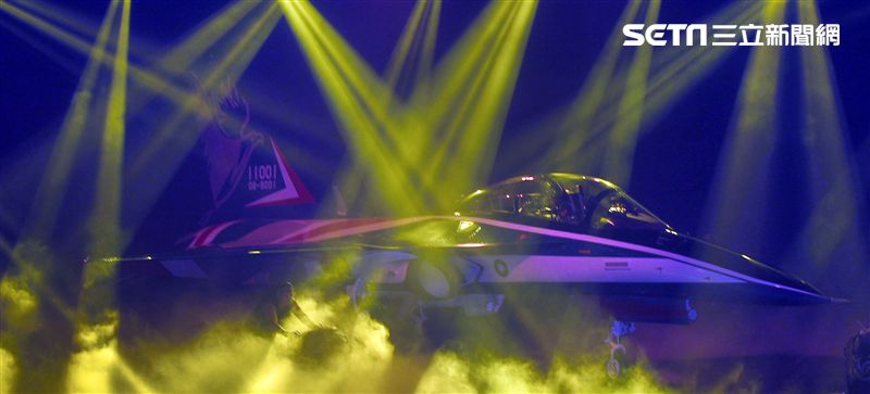 國機國造的空軍新式高級教練機在色彩繽紛的燈光照射下公開亮相。（記者邱榮吉/攝影）