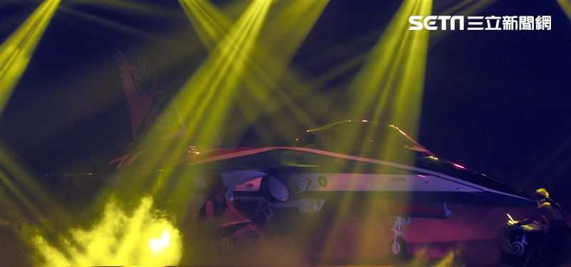 國機國造的空軍新式高級教練機在色彩繽紛的燈光照射下公開亮相。（記者邱榮吉/攝影）