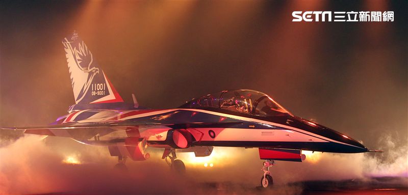 國機國造的空軍新式高級教練機在色彩繽紛的燈光照射下公開亮相。（記者邱榮吉/攝影）