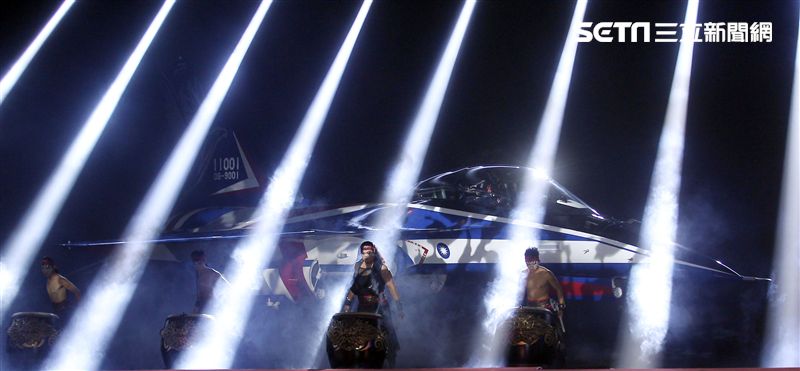 國機國造的空軍新式高級教練機在色彩繽紛的燈光照射下公開亮相。（記者邱榮吉/攝影）