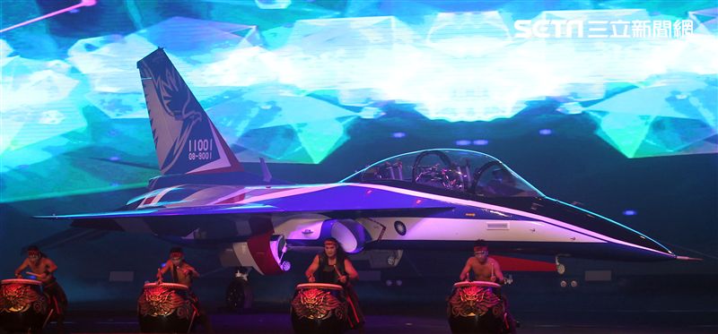 國機國造的空軍新式高級教練機在色彩繽紛的燈光照射下公開亮相。（記者邱榮吉/攝影）