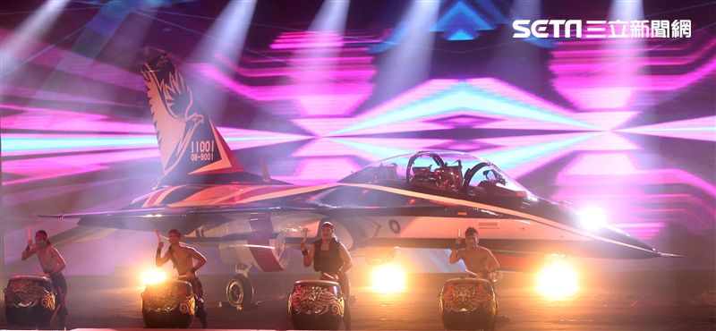 國機國造的空軍新式高級教練機在色彩繽紛的燈光照射下公開亮相。（記者邱榮吉/攝影）