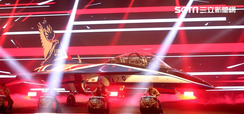 國機國造的空軍新式高級教練機在色彩繽紛的燈光照射下公開亮相。（記者邱榮吉/攝影）