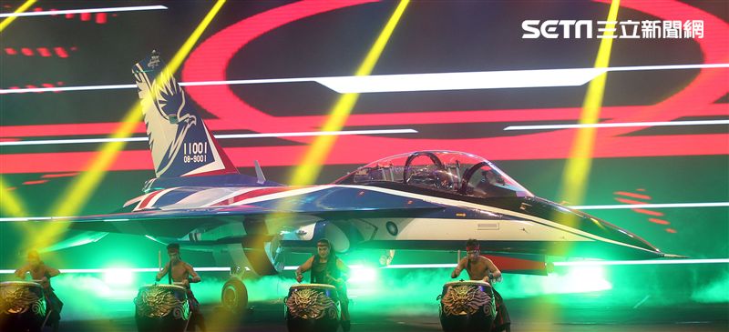 國機國造的空軍新式高級教練機在色彩繽紛的燈光照射下公開亮相。（記者邱榮吉/攝影）