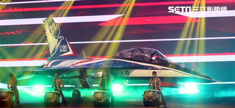 國機國造的空軍新式高級教練機在色彩繽紛的燈光照射下公開亮相。（記者邱榮吉/攝影）