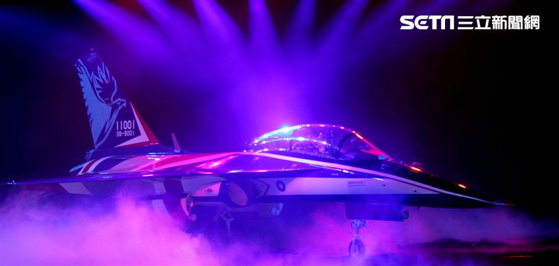 國機國造的空軍新式高級教練機在色彩繽紛的燈光照射下公開亮相。（記者邱榮吉/攝影）