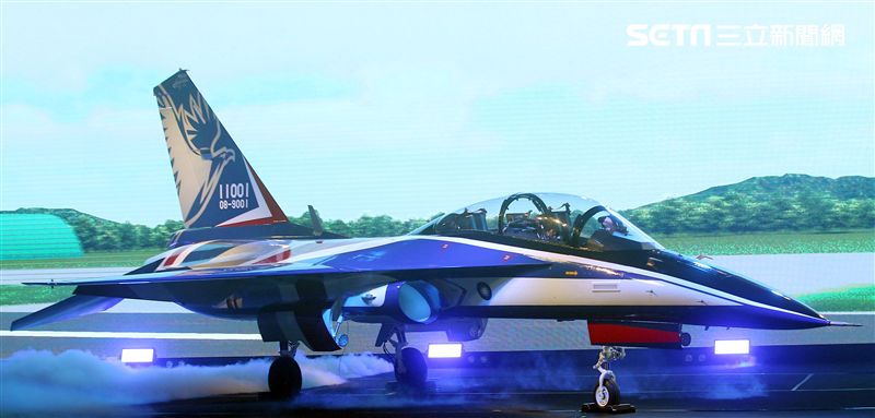 國機國造的空軍新式高級教練機在色彩繽紛的燈光照射下公開亮相。（記者邱榮吉/攝影）