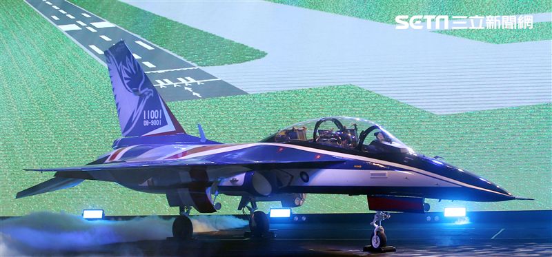 國機國造的空軍新式高級教練機在色彩繽紛的燈光照射下公開亮相。（記者邱榮吉/攝影）