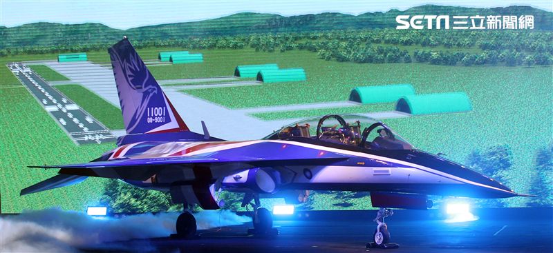 國機國造的空軍新式高級教練機在色彩繽紛的燈光照射下公開亮相。（記者邱榮吉/攝影）