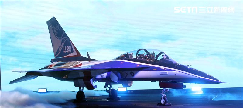 國機國造的空軍新式高級教練機在色彩繽紛的燈光照射下公開亮相。（記者邱榮吉/攝影）