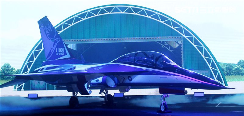 國機國造的空軍新式高級教練機在色彩繽紛的燈光照射下公開亮相。（記者邱榮吉/攝影）