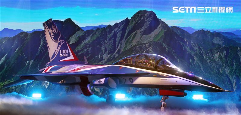 國機國造的空軍新式高級教練機在色彩繽紛的燈光照射下公開亮相。（記者邱榮吉/攝影）