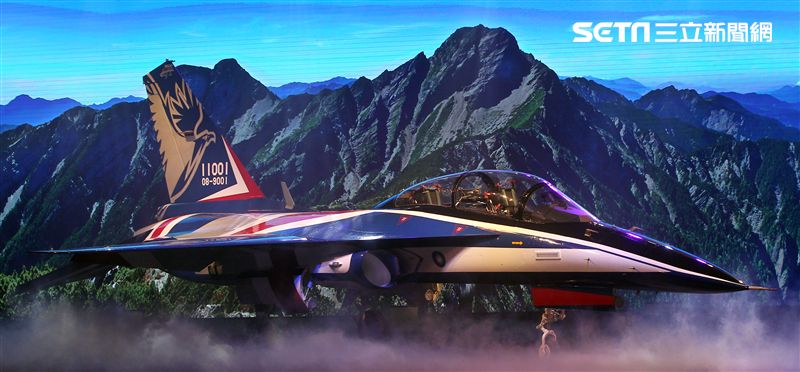 國機國造的空軍新式高級教練機在色彩繽紛的燈光照射下公開亮相。（記者邱榮吉/攝影）