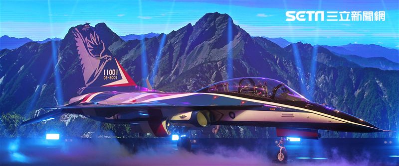 國機國造的空軍新式高級教練機在色彩繽紛的燈光照射下公開亮相。（記者邱榮吉/攝影）