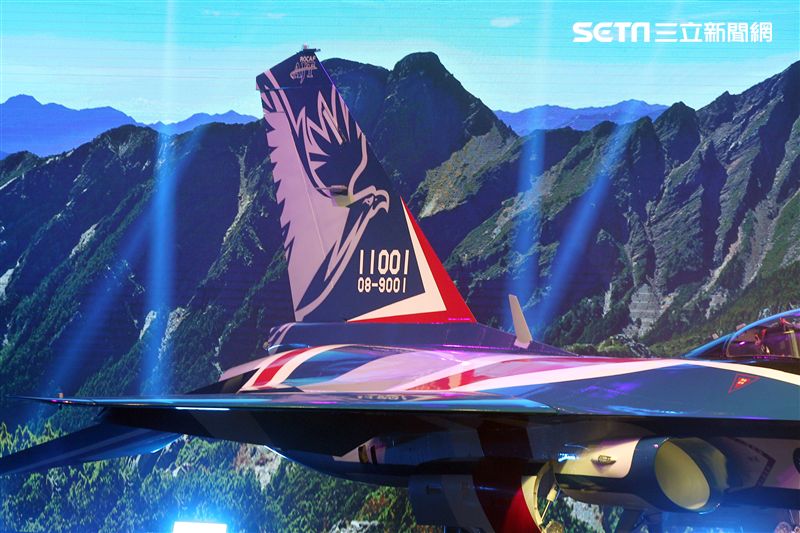 國機國造的空軍新式高級教練機在色彩繽紛的燈光照射下公開亮相。（記者邱榮吉/攝影）