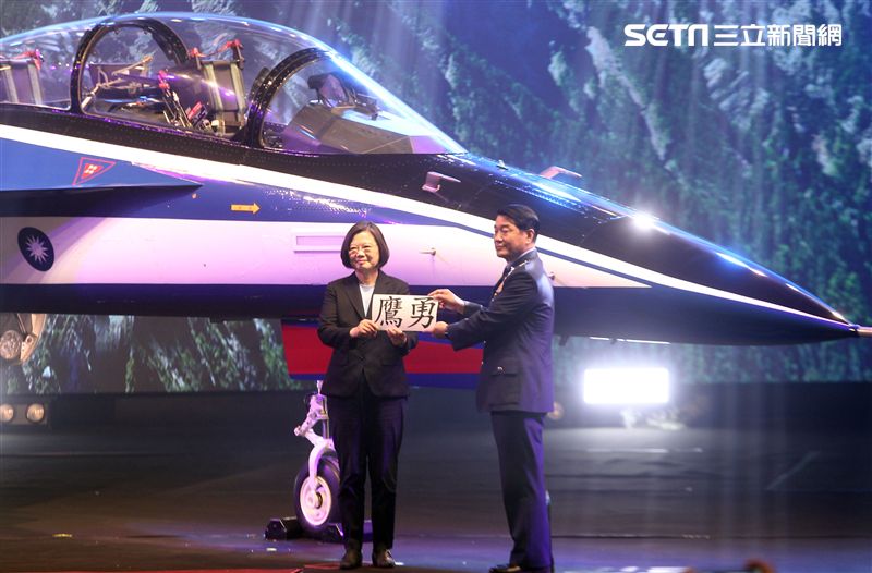 國機國造的空軍新式高級教練機在色彩繽紛的燈光照射下公開亮相。（記者邱榮吉/攝影）