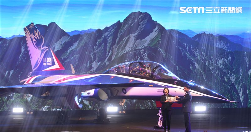 國機國造的空軍新式高級教練機在色彩繽紛的燈光照射下公開亮相。（記者邱榮吉/攝影）