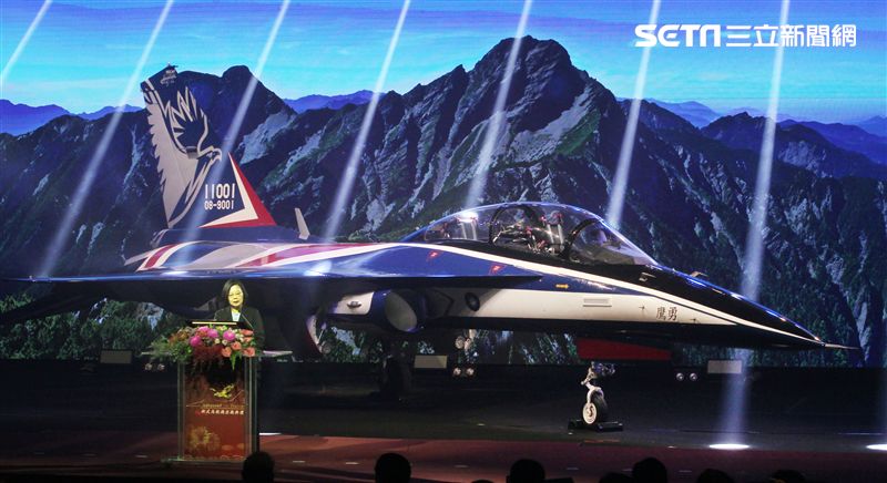 國機國造的空軍新式高級教練機在色彩繽紛的燈光照射下公開亮相。（記者邱榮吉/攝影）