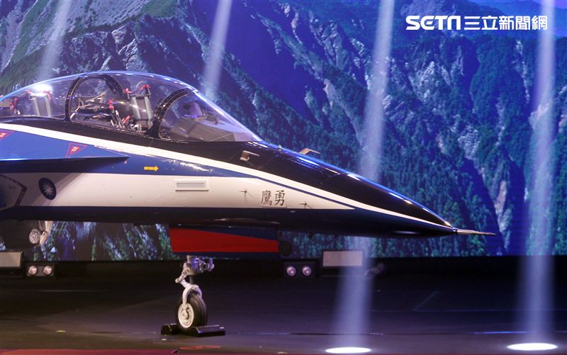 國機國造的空軍新式高級教練機在色彩繽紛的燈光照射下公開亮相。（記者邱榮吉/攝影）