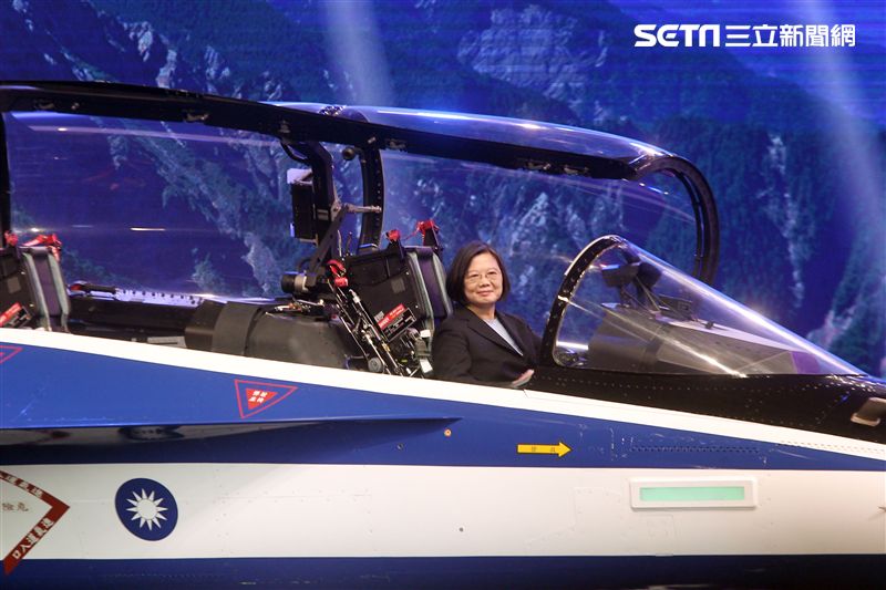 總統蔡英文登上空軍新式高級教練機駕駛座。（記者邱榮吉/攝影）